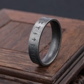 Anillo vikingo vintage de acero inoxidable con runas sobre una base de madera oscura - US 5 / Plata Antigua (17108)