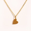 Detail eines goldenen Herzanhängers mit C-Gravur an einer feinen Gliederkette für Damen - Buchstabe C