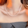 Gros plan d'un collier de perles sur le cou d'un mannequin montrant son éclat et sa longueur - Chaîne de Clavicule en Perles 4mm Minimaliste / 11# Collier-Or-Blanc-4mm