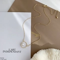 Minimalistische gouden ketting met geometrische holle ring en parel onder een hoek van 45 graden - Beer Ketting