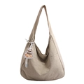 Borsa tote minimalista in tela beige con ciondolo moda su uno sfondo bianco pulito - Con Ciondolo / Cachi