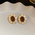 Detail von Vintage-Ohrringen mit braunem Edelstein und kleinen weißen Blumenakzenten - Ohrringe - Gold - Rot (S925 Silberstift)