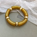 Detailaufnahme des gold glitzernden Acryl-Segmentarmbands mit metallischen Trennelementen - Gold Glitzer (Armband-Gold)