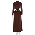 Détail de la découpe à la taille et du nœud torsadé sur cette robe maxi moulante marron - S / Marron