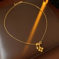 Dettaglio del ciondolo a quadrifoglio placcato oro 18k con zircone su fondo in pelle - Collana - Oro (Placcato Oro)