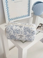 Détail de la pochette en velours côtelé matelassé avec fleurs bleues et étiquette - Bleu Velours Côtelé Pivoine [Sac Octogonal]