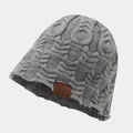 Graue Strickmütze mit W-Lederpatch, strukturierte Wintermütze für Damen und Herren - Einheitsgröße / Grau