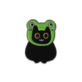 Niedliche schwarze Katze Emaille-Anstecknadel im grünen Frosch-Outfit für Rucksäcke - Froschhut Schwarzer Katzenstil (QHXZ3588)
