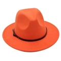 Detail eines orangefarbenen Wollfilzhutes mit schwarzem Lederband und Metallschließe - Orange