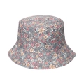 Gros plan d'un chapeau de pêcheur à fleurs roses et bleues sur un fond blanc neutre - 58cm / Motif Fleuri Rose Bleu Crème (C)