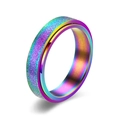Makro-Detail des Regenbogen-Edelstahl-Spinning-Rings mit feiner sandgestrahlter Textur - US 5 / 6mm Bunter Spinner Ring