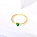 Detailweergave van een hartgeslepen groene smaragd gezet in een minimalistische gouden ring - US 6 / Groene Zirkonia