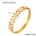 Brazalete dorado con diseño de panal, incrustaciones blancas y detalles de cuentas - Brazalete de Oro y Blanco