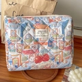 Gesteppte hellblaue Kosmetiktasche mit Cartoon Illustrationen und weißem Reißverschluss - Cartoon Illustration Clutch (Flacher Stil)
