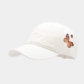 Vista detallada de gorra de algodón blanco con dos delicadas mariposas en el lateral - Ajustable / Blanco