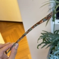 Handgefertigte Haarnadel aus Acetat mit Wolkenmuster in Bernstein, Blau und Gold - Marble