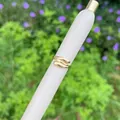 Detail eines 18K vergoldeten Rings mit polierten Wassertropfenenden auf dem Ständer - Minimalistisches Wassertropfen-Design