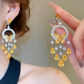 Gros plan de boucles d'oreilles papillon en cristal jaune avec pompons sur mannequin - 72# Clips d'oreilles glands papillon jaune argent