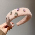 Detail eines rosa Plüsch Stirnband mit bunten Kristall-Strasssteinen und Edelsteinen - Haarreif / Rosa Strass Stirnband