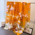 Floraler Satinschal mit Magnolien und Bambusmuster auf leuchtendem Orange - Orange (XD34-1)