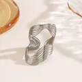 Anillo minimalista de acero inoxidable con líneas onduladas sobre fondo neutro - Estilo de anillo irregular ondulado (40105-2 Plateado) / Plateado