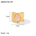 Vue détaillée d'une bague large dorée 18 carats avec pierre ovale rose sertie au centre - Pierre Rose