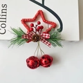 Decorazione natalizia a stella con pigne, bacche rosse e campanelli festivi - Stella Rossa