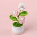 Flor de ganchillo hecha a mano en maceta de cerámica blanca para hogar y coche - Rosa Claro Degradado