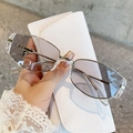 Occhiali da sole moderni semi-a giorno argento con lenti grigie e custodia bianca elegante - Montatura Argento Lente Grigio Chiaro