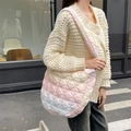 Foto exterior de un bolso de nube acolchado degradado rosa con textura de plumón - Arcoíris Acolchado Grande