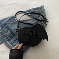Bolso bandolera gótico negro en forma de corazón con alas de murciélago y cordones - Negro