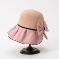 Dettaglio del cappello da sole con corona intrecciata beige, tesa rosa e fiocco nero - M (56-58cm) / Rosa