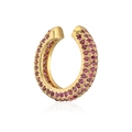 Dettaglio dell'orecchino a cerchio a U dorato con pavé di zirconi viola lucidi - Fucsia