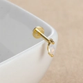 Détail macro du piercing labret en opale marquise dorée avec base plate en métal - Marquise-E1344 / 1 Pièce / Or