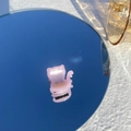 Pince à cheveux chat rose en acétate avec inscription dorée sur un miroir - Chat Rose Gelée