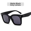 Gafas de sol cuadradas en negro mate con lentes grises y remaches plateados de tres puntos - Negro Brillante / Lentes Grises