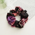 Primer plano de un coletero negro con estampados de hojas de palmera moradas y rosas - Estilo básico / Rojo oscuro