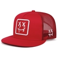 Dettaglio del cappello trucker rosso con ricamo bianco e rete traspirante sulla parte laterale - Borgogna