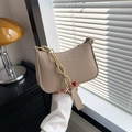 Sac sous le bras beige à motif crocodile avec bandoulière à gros maillons mats - Kaki