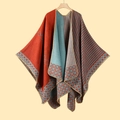 Dettaglio di scialle in maglia reversibile con strisce rosso blu e motivi a rombi - Piccolo Quadrato a Righe Arancione