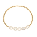 Elegante gouden TOHO-kralenarmband met vijf natuurlijke barokparels op een witte achtergrond - Stijl met 5 barokparels opstelling (BLS230030C)