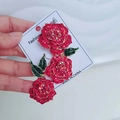 Set di 3 spille a forma di rosa rossa con strass verdi e finitura dorata lucida - Rosso
