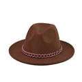 Détail d'un chapeau fedora en laine marron foncé avec une grosse chaîne décorative rose - Marron (12)