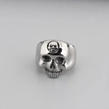 Gotischer Punk Totenkopfring aus Edelstahl mit detailliertem Stirnrelief-Finish - US 8 / Große Maske mit Kleinem Totenkopf an der Stirn (KR49244-K)