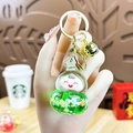 Schattige groene beer sleutelhanger van hars met gouden belletje en glitter details - Kalebas-Groen