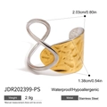 Details des zweifarbigen gehämmerte Titanstahlrings mit Größen- und Materialangaben - Gold Silber Bi-Color Gehämmert Asymmetrischer Stil (JDR202399-PS)