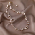 Detalle de collar de perlas de agua dulce con cadena de corazón dorado en seda - Estilo de Cristal Alterno Rosa y Blanco