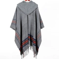 Rückansicht eines grauen gestreiften Strickponchos mit Kapuze und Fransensaum - Grau