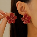 Details von roten Emaille-Blumenohrringen mit Goldrand für einen sommerlichen Look - KC Gold Rot (0037)