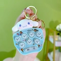 Μπλε μπρελόκ μίνι κονσόλα παιχνιδιών Cinnamoroll με χρυσό κούμπωμα και μικρή φιγούρα - Μπρελόκ Whack-a-mole - Blue Cinnamon Dog